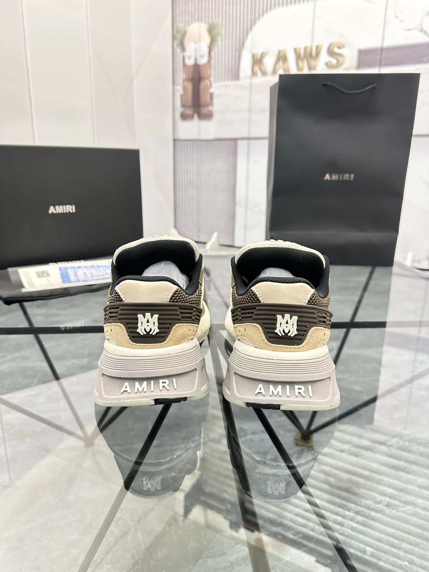 Men's shoes: 💰P720¥ Guangzhou top quality Product trademark: AMIRI* "Amir*" low-top casual shoes Regular size: 39-44 (can be customized to 45) Product materials: upper imported first-layer cowhide stitching original material, breathable lining, original outsole. Number: 525